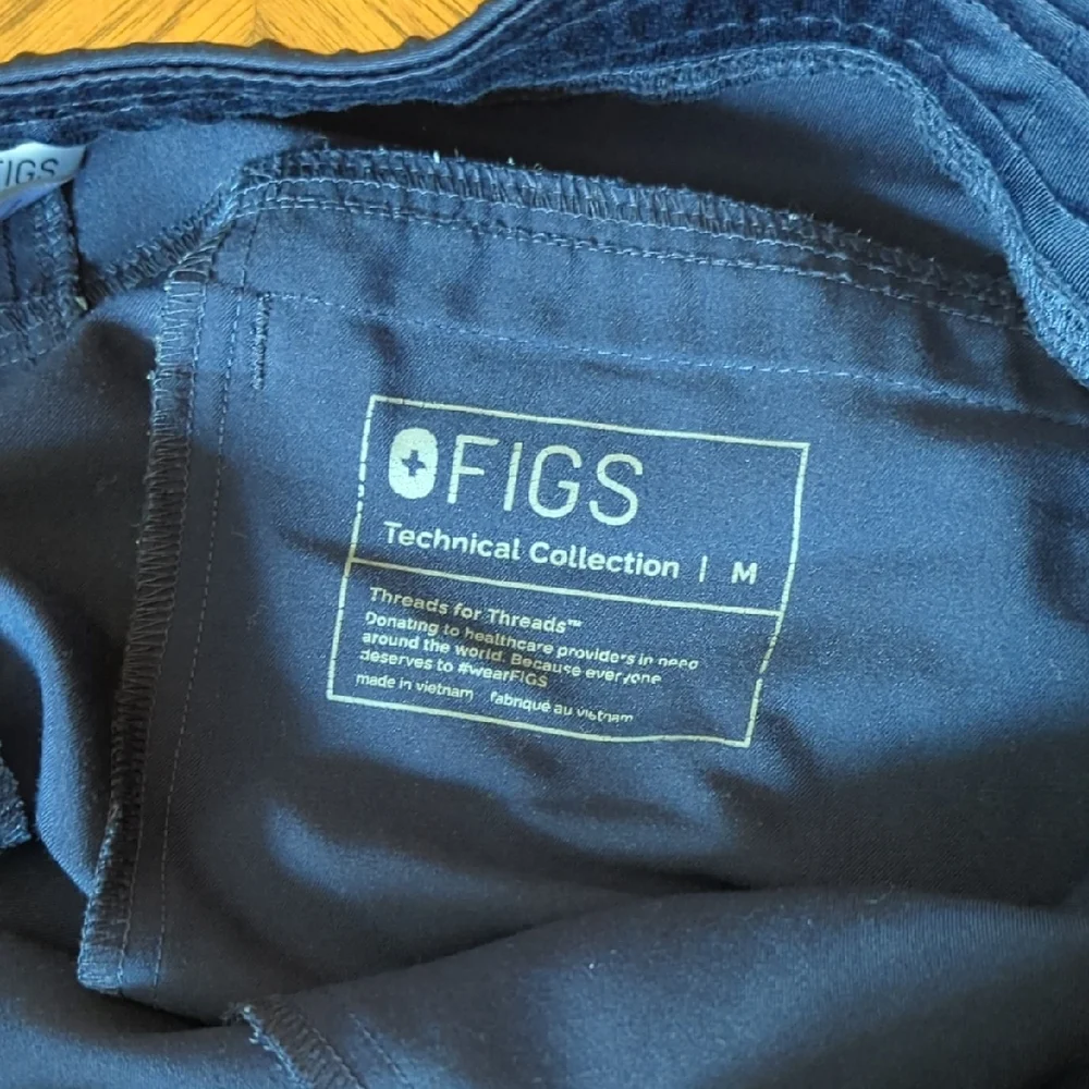 Figs Men's Navy Axim Cargo Scrub Pants